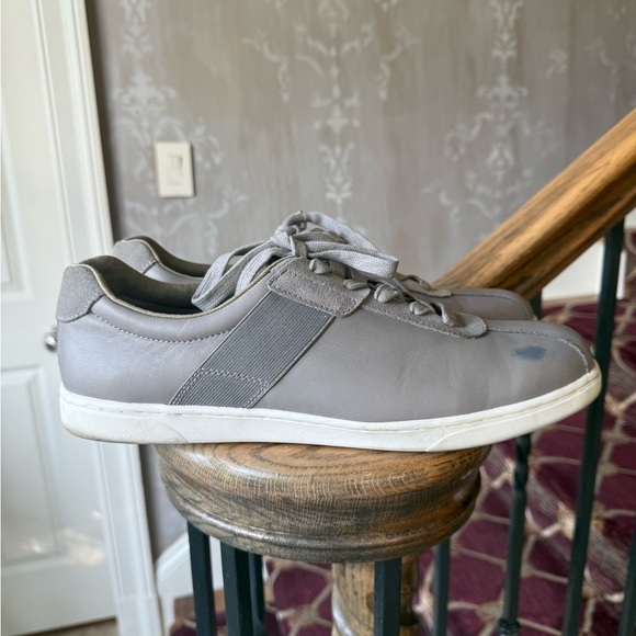 VIONIC men’s leather grey sneaker US size 11 good condition Mark top right - Picture 5 of 9